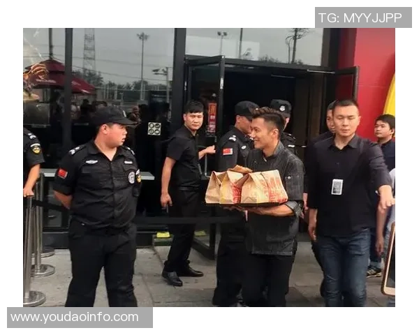 谢霆锋与足球明星们的精彩合照高清呈现，尽显运动魅力与友谊之光