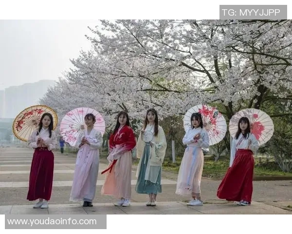 足球明星与汉服的奇妙碰撞探索他们的文化认同与时尚选择